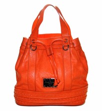 Claudia Canova Femme Large Orange Armure détail épaule sac sac à main