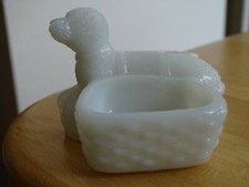 SALIERE 2 PANIIERS ET CHIEN COUCHER VALLERYSTHAL SV OPALINE MILK GLASS