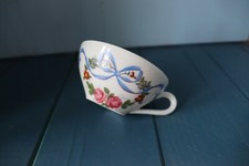 Tasse en porcelaine blanche PILLIVUYT , corbeille de fleurs ,collection vitrine