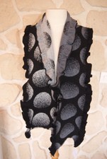 Jolie écharpe neuve de marque JEAN LOUIS SCHERRER  étiqueté 45 euros