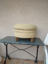 Pouf rond avec son coussin , 4 pieds en bois .Tissu jaune pâle . En bon état .