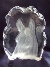 CADRE à poser en verre épais avec incrustation d'une tête de cheval 