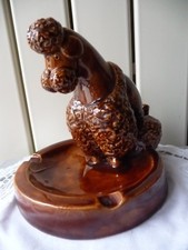 GRAND CENDRIER FIGURINE EN BARBOTINE CERAMIQUE VALLAURIS? chien caniche marron