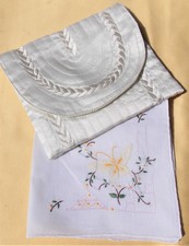 POCHETTE  SATIN et MOUCHOIR BRODES MAIN LES 2