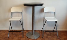 Bel ensemble Mange debout rond + 2 tabourets bois et repose pieds  