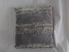 Coussin carré (35x35 cm) en tissu d'editeur 1 coté velours 1 coté satiné