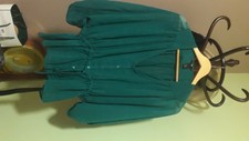 Top femme H&M, T40, vert émeraude, manches chauve souris, polyester, bon  état.