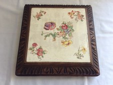 Dessous de plat musical ancien : carreau de faïence et bois - décor floral