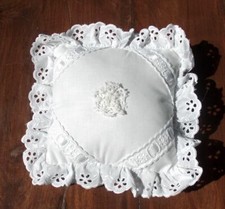  COUSSIN BRODERIE ANGLAISE ET RUBANS SATIN CARRE 16 CM fleur