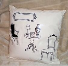 COUSSIN DECORATIF VYNIL BLANC CROQUIS NOIRS MODERNES - 42 CM X 40 CM .