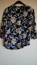 Chemisier noir à fleurs 38 col v, manches 3/4