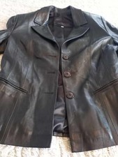 tailleur femme taille 38 en cuir de couleur noir veste + jupe, très bon état