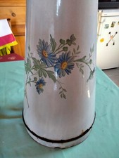 1 broc ancien dans son jus décoré d'une belle branche de fleurs bleues pour déco