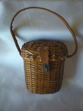 Ancien Verre de Curiste  gravé "ROYAT"dans son Panier en osier .Début XXème..