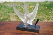 Porte stylo, bureau. Art Vannes, Hirondelle en verre moulé pressé blanc satiné.