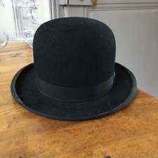 "Chapeau melon ancien noir, signé Gillet St-Pierre-le-Moutier"