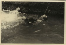 PHOTO ANCIENNE - VINTAGE SNAPSHOT - HOMME NAGER JERRICANE CURIOSITÉ - SWIMMING