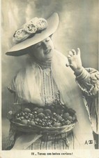 CP TENEZ CES BELLES CERISES - FEMME CHAPEAU ROSES AVEC PLATEAU - 34460