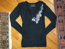 Guess pull noir taille S col en v impression devant et joli dos