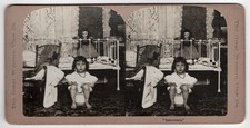 Photo stéréo 1890  Innocence - fille pot de chambre poupée ancienne stereoview