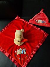 Doudou Winnie plat rouge + bonnet  My First Christmas  Disney Store