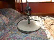 lustre fer forgé et globle en verre opaque dia: 40cm, haut: 52cm