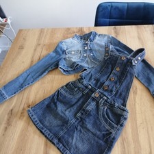 lot d'une jupe salopette en jean et une veste jean T 10 ans détail voir photos