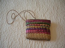 VINTAGE CHILD'S HANDMADE WOVEN STRAW BASKET PURSE FROM MEXICO 1950'S