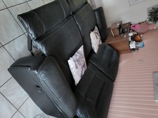 canapé simili cuir 3 places qui s'allonge. De couleur noir. Très  confortable