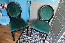 Lot 2 chaises médaillon velours vert