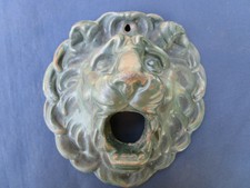 Bec dégueuloir fontaine goulot fonte peint vert tête lion 20 x 20 cm 