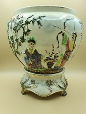 Cache pot barbotine ,décors guerrier Chinois et pagode su socle H 30 cm bon état