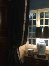 Paire de double rideaux soie noire, molleton, double de taffetas rose fuchsia.