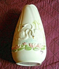 vintage, vase en porcelaine italienne forme tulipe, dessin en relief, signé,