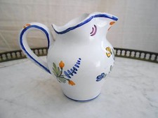 PICHET POT A LAIT / EAU / VIN EN FAIENCE MALICORNE SIGNE EMILE TESSIER
