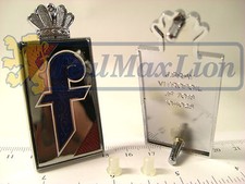 2 sigles Pininfarina en métal émaillé (couronne argent) Peugeot 504 cc