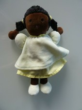 R1- DOUDOU AJENA POUPEE FILLE PEAU MARRON CHEVEUX ENOIRE ROBE JAUNE VERT 24cm 