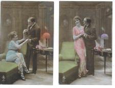 2 belles CPA cartes postales anciennes en parlant d'amour amoureux au sofa vert