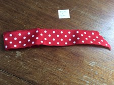 Ruban rouge à pois blanc avec bords armés