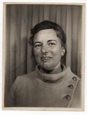 B23 Ancienne Photo Snapshot "Photomaton portrait" avec le rideau plissé gris...