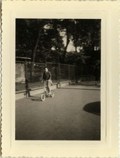 PHOTO ANCIENNE - VINTAGE SNAPSHOT - ENFANT TROTTINETTE VÉLO JEU - CHILD BIKE TOY