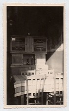 PHOTO Intérieur 1943 Nature morte Cuisine Buffet de Table Chaise Lumière Jeu