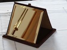 Ancien MIROIR BISEAUTE gainé de CUIR marron à fleur signé dans support fin 19e