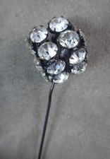 AIGUILLE A CHAPEAU à décor en strass (grosses perles).