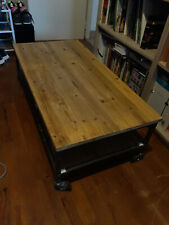 Table basse à roulettes, en bois, rectangulaire, industrielle, à double plateau.