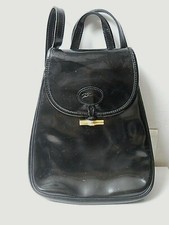 Joli sac à dos en vernis noir  Longchamp en bon état Petit prix.