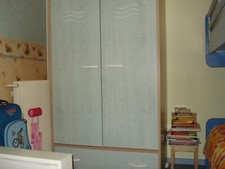 chambre enfant Lit bébé + Armoire + Commode Bleu turquoise clair en bon état