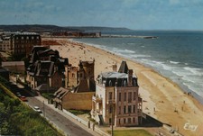 CPM TROUVILLE vue générale du front de mer & la plage dept-14