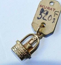 ANCIEN PENDENTIF MINIATURE PLAQUE OR MURAT BEBE POUPEE PUIT