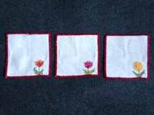 LOT 3 DESSOUS DE VERRE /BOUTEILLE ANCIENS / NAPPERONS EN PUR LIN BRODÉ À LA MAIN